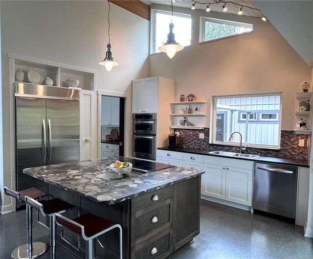 4 of 20 - 3881 Charlton Dr, Qualicum Beach, BC