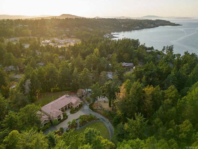 2 of 72 - 2495 Shannon Pl, Saanich, BC