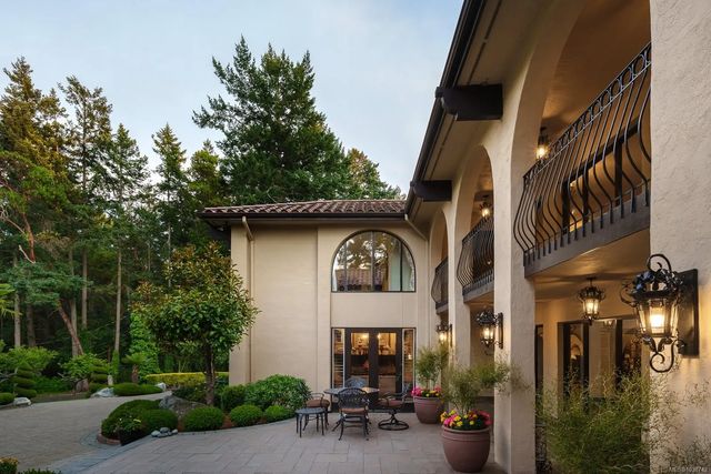 5 of 72 - 2495 Shannon Pl, Saanich, BC