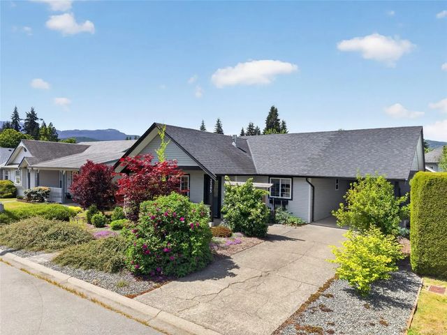 2 of 70 - 3305 Ninth St, Cumberland, BC