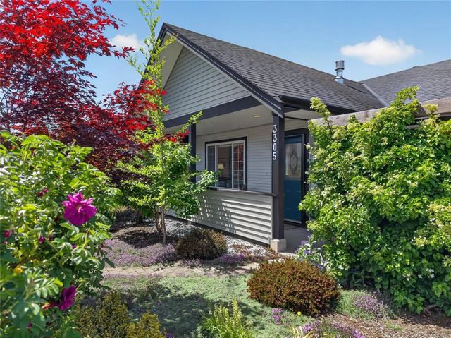 3 of 70 - 3305 Ninth St, Cumberland, BC