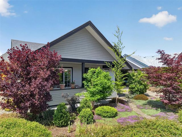 4 of 70 - 3305 Ninth St, Cumberland, BC