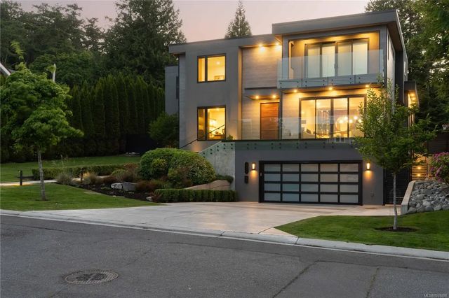 2 of 72 - 374 Sunset Ave, Oak Bay, BC