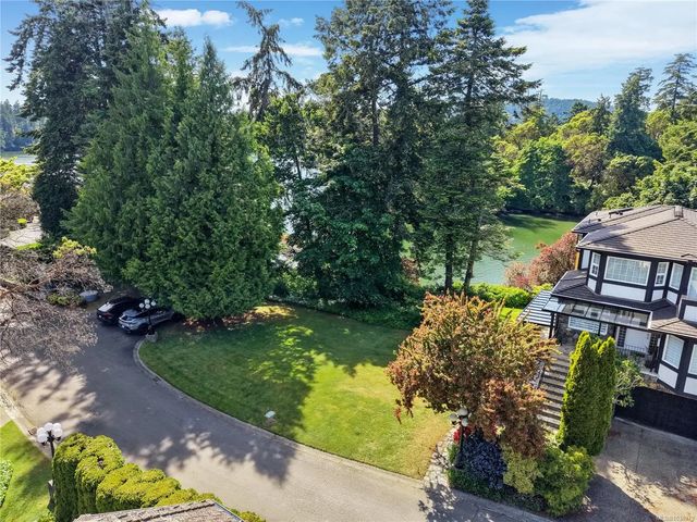 2 of 21 - 10 Governors Point Rd, View Royal, BC