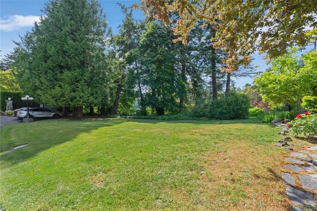3 of 21 - 10 Governors Point Rd, View Royal, BC