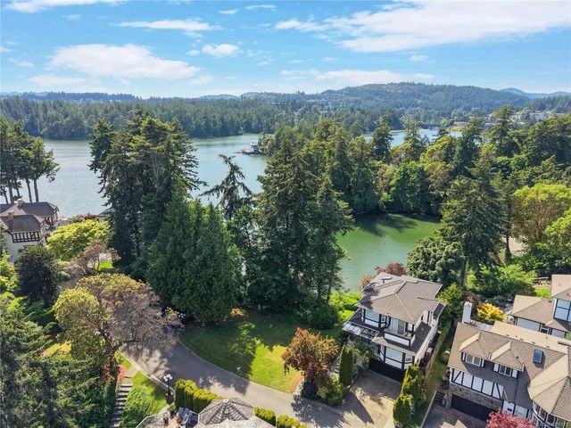 4 of 21 - 10 Governors Point Rd, View Royal, BC