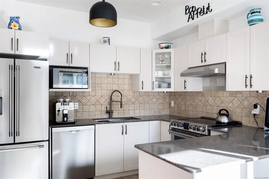 3915 Carey Rd 201, Saanich