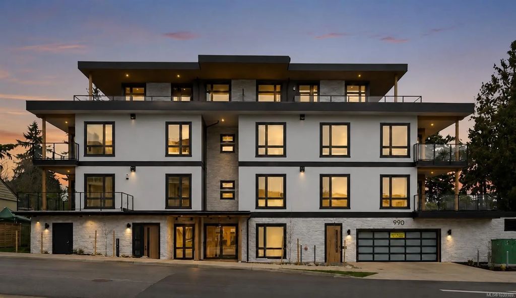 990 Doumac Ave 301, Saanich