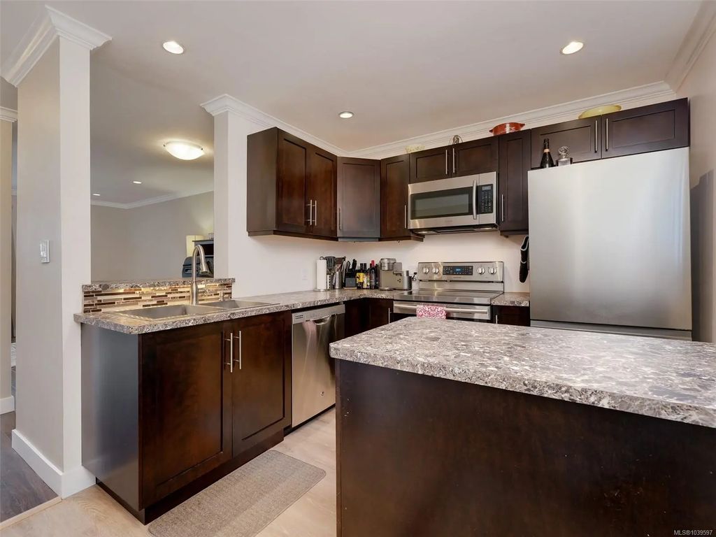 991 Cloverdale Ave 201, Saanich