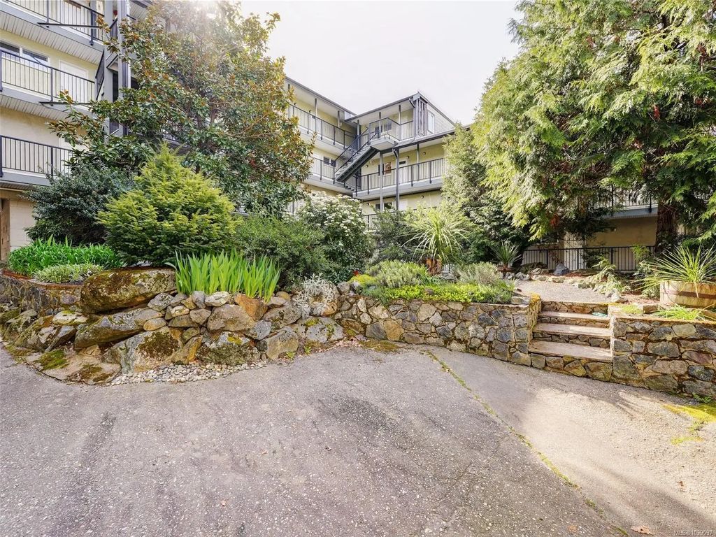 991 Cloverdale Ave 201, Saanich