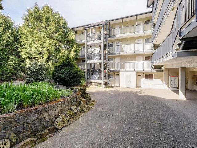 2 of 35 - 991 Cloverdale Ave 201, Saanich, BC