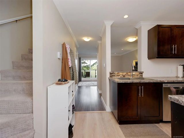 3 of 35 - 991 Cloverdale Ave 201, Saanich, BC