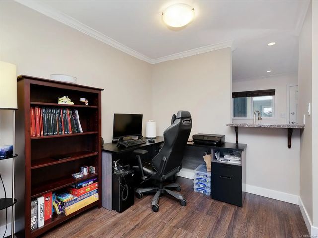 4 of 35 - 991 Cloverdale Ave 201, Saanich, BC