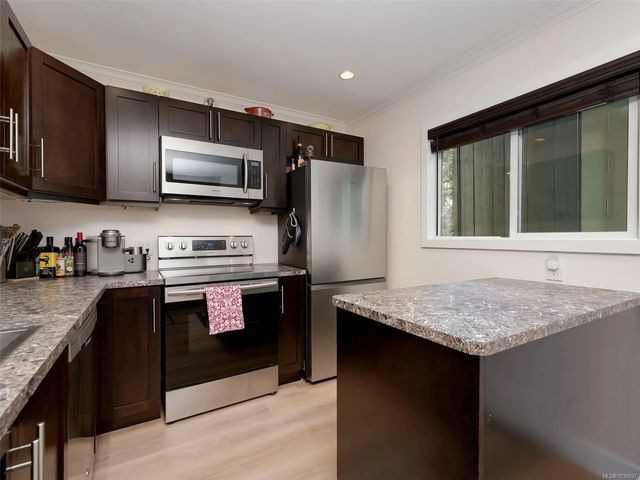 5 of 35 - 991 Cloverdale Ave 201, Saanich, BC