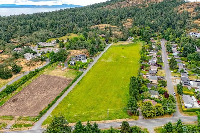 2 of 25 - 4525 Blenkinsop Rd, Saanich, BC