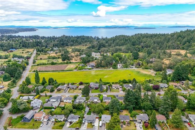 3 of 25 - 4525 Blenkinsop Rd, Saanich, BC
