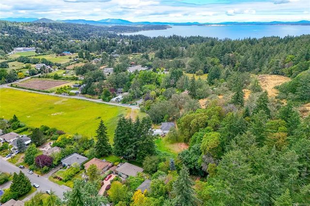 4 of 25 - 4525 Blenkinsop Rd, Saanich, BC
