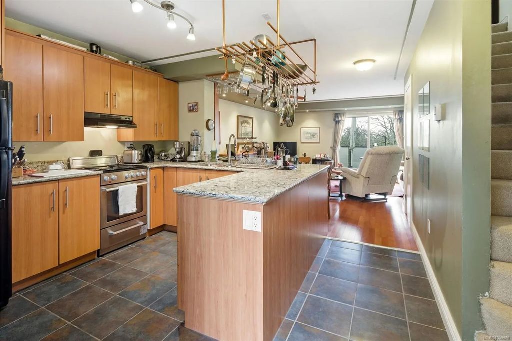 991 Cloverdale Ave 207, Saanich