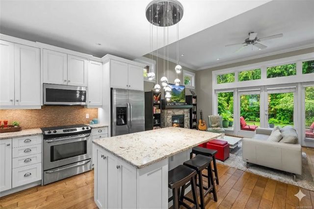 2 of 52 - 5251 Island Hwy W 62, Qualicum Beach, BC