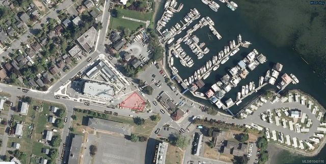 2 of 3 - 460-464 Head St, Esquimalt, BC