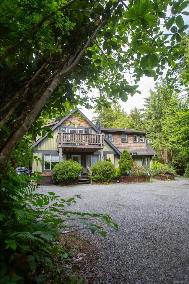 2 of 52 - 1228 Howard Dr, Tofino, BC