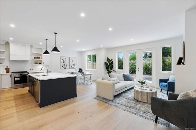 2 of 33 - 220 Kamloops Ave, Saanich, BC