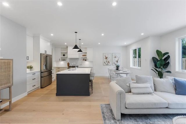 3 of 33 - 220 Kamloops Ave, Saanich, BC