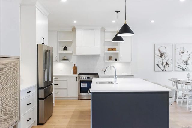 4 of 33 - 220 Kamloops Ave, Saanich, BC