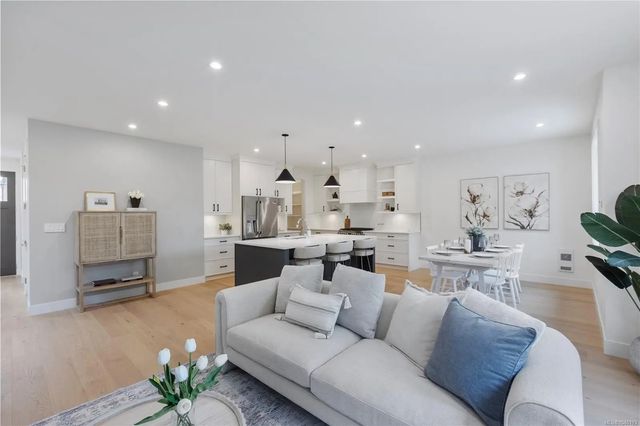 5 of 33 - 220 Kamloops Ave, Saanich, BC