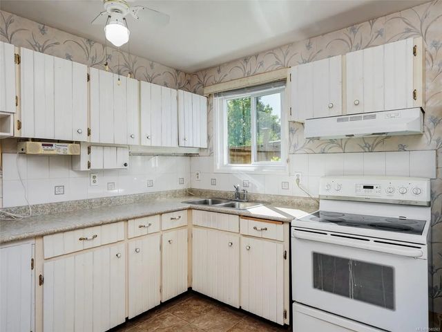 3 of 35 - 10040 Wisteria Pl, Sidney, BC