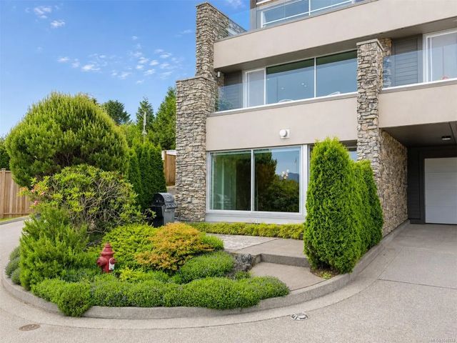 2 of 30 - 368 Main St 106, Tofino, BC