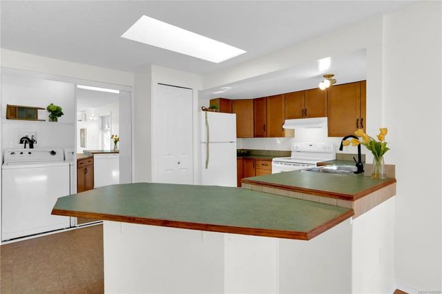 4 of 30 - 80 Fifth St 7, Nanaimo, BC