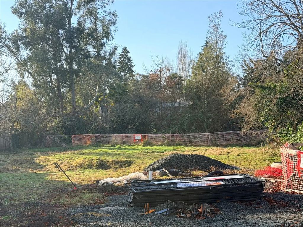 881 Jasmine Ave, Saanich