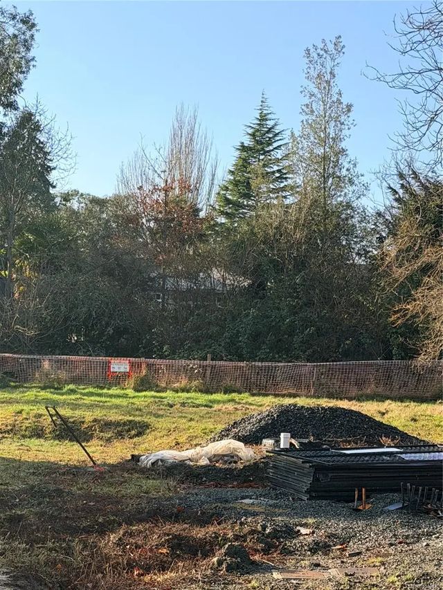 2 of 3 - 881 Jasmine Ave, Saanich, BC