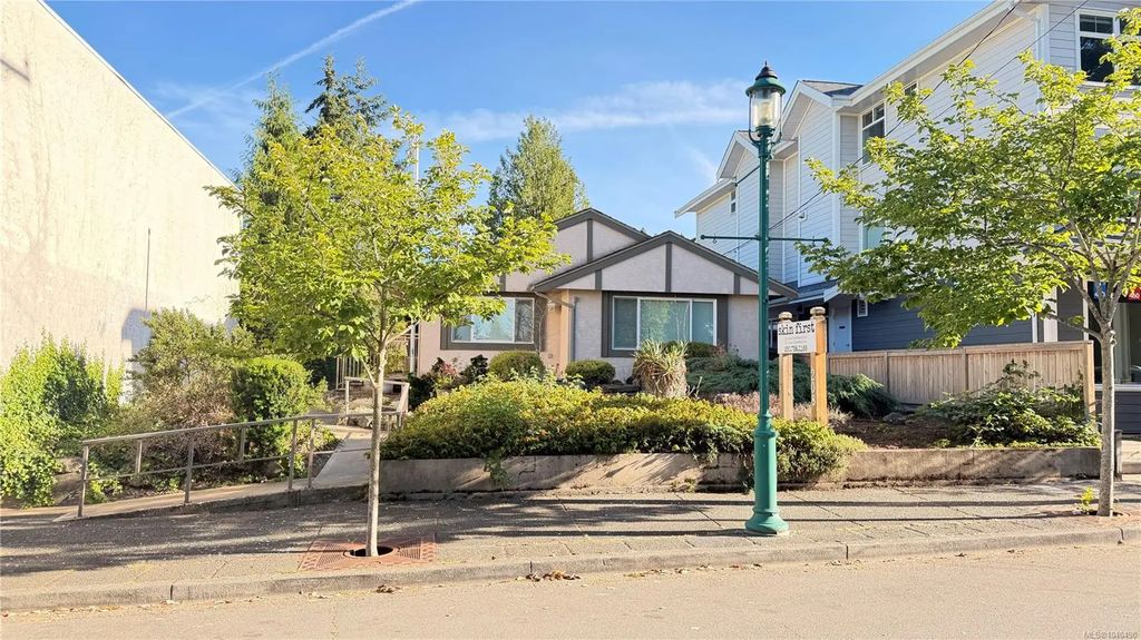 208 First Ave W, Qualicum Beach