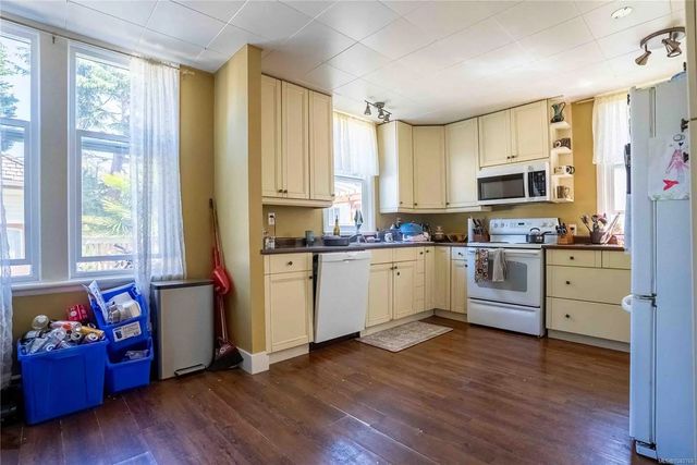 5 of 56 - 2329 Dowler Pl, Victoria, BC