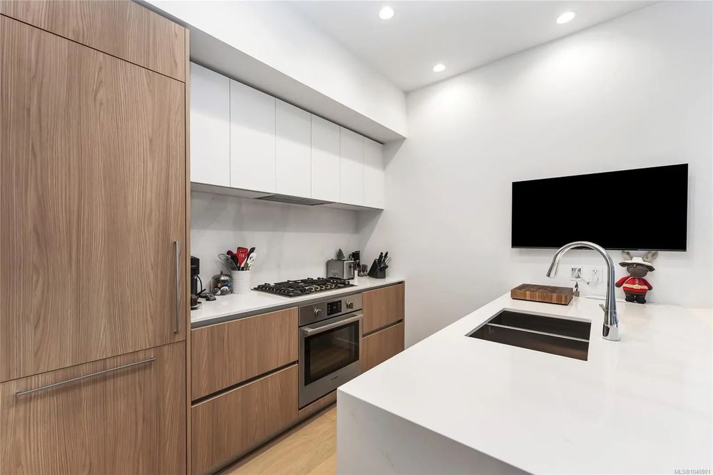 2000 Hannington Rd 1506, Langford