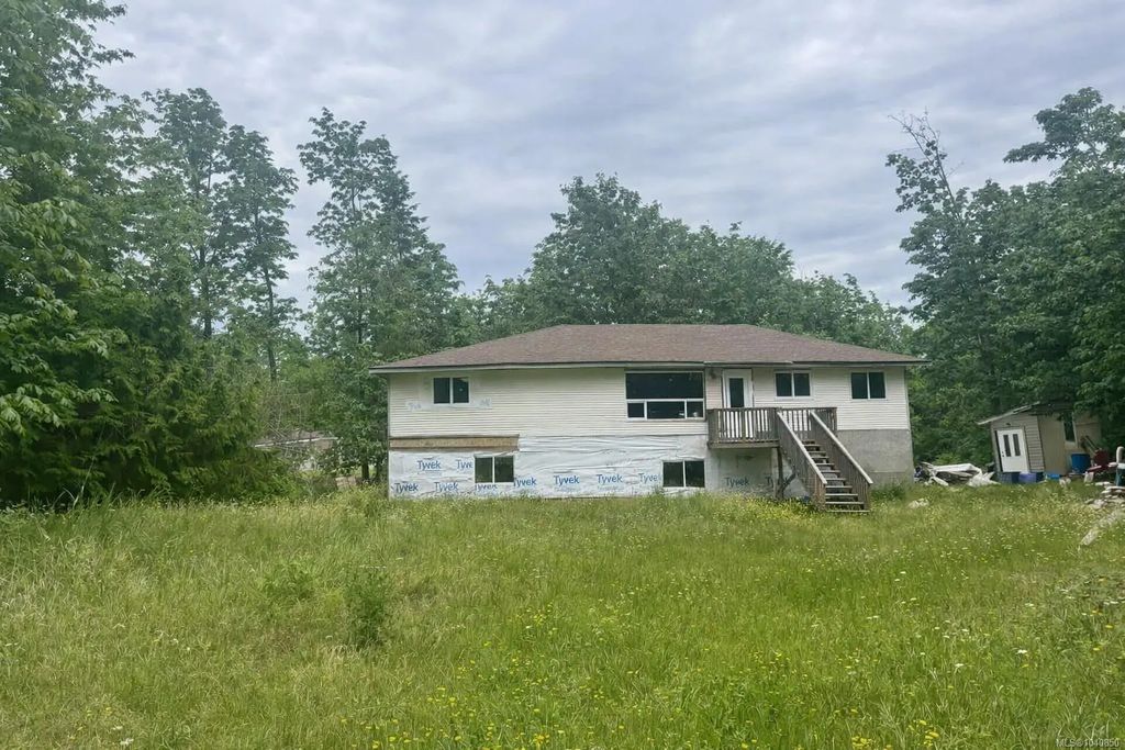 7390 Cougar Smith Rd, Fanny Bay