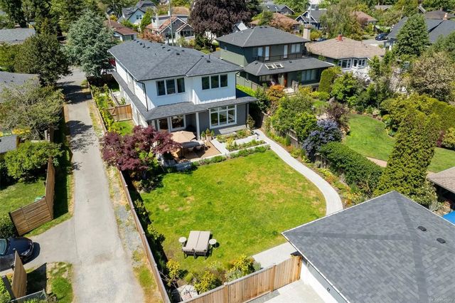 3 of 66 - 1027 Hampshire Rd, Oak Bay, BC