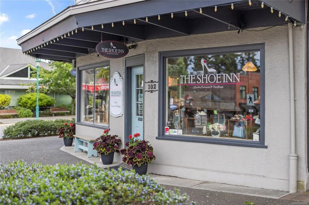 102 Second Ave W, Qualicum Beach