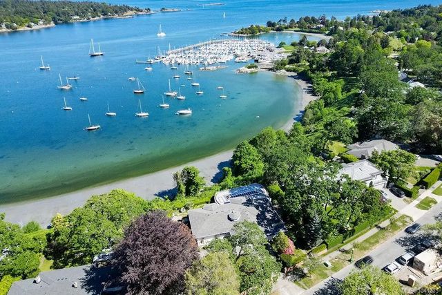 2 of 68 - 3565 Beach Dr, Oak Bay, BC