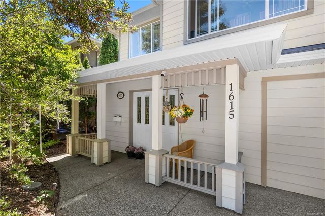 2 of 35 - 1615 Agnew Ave, Saanich, BC