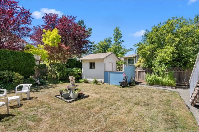 3 of 35 - 1615 Agnew Ave, Saanich, BC