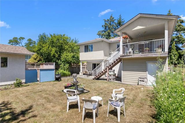 4 of 35 - 1615 Agnew Ave, Saanich, BC