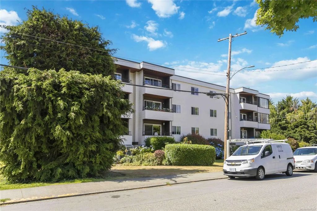 1571 Mortimer St 401, Saanich