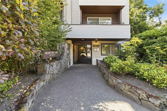 4 of 31 - 1571 Mortimer St 401, Saanich, BC