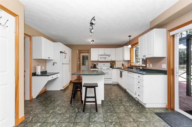 4 of 52 - 1850 Lakewood Rd, Shawnigan Lake, BC