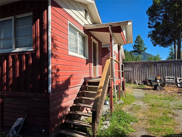3 of 18 - 62 Kinman Ave, Woss, BC