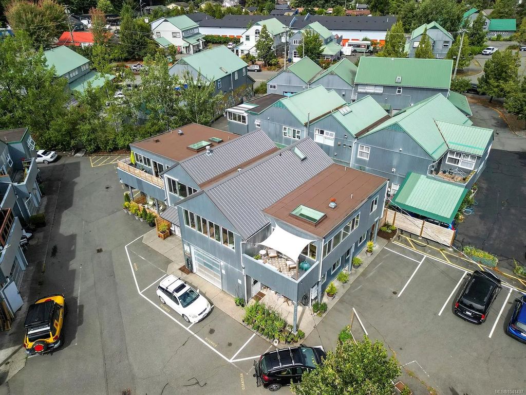 2449 Rosewall Cres A/d & B/c, Courtenay