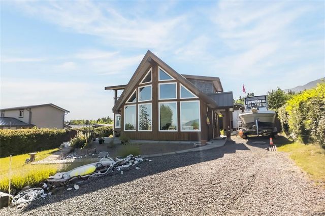2 of 32 - 1049 Sixth Ave, Ucluelet, BC